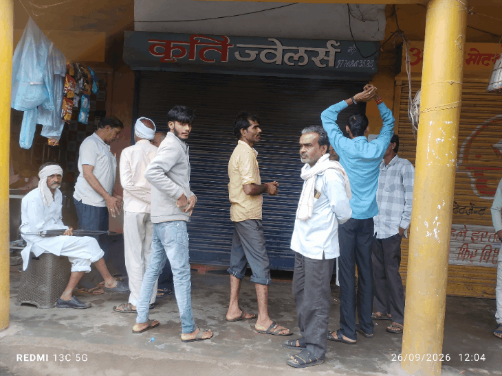 दुकान का ताला तोड़कर डेढ़ किलो चांदी चोरी:नगर पंचायत कॉम्प्लेक्स में शटर तोड़कर घुसे चोर; व्यापारी बोला- रात्रि गश्त बढ़ाएं, चोर पकड़े पुलिस