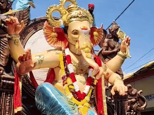 बुरहानपुर में दूसरे दिन भी गणेश प्रतिमाओं का विसर्जन:ताप्ती नदी के घाटों पर 780 से ज्यादा बड़ी प्रतिमाएं विसर्जित; पुलिस ने ड्रोन से रखी नजर