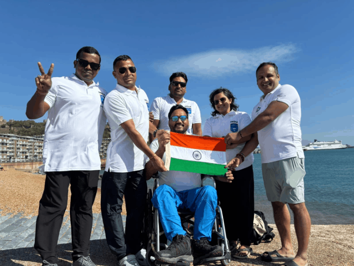 MP के दिव्यांग तैराक ने इंग्लिश चैनल किया पार:21 घंटे 20 मिनट समुद्र में तैरकर फ्रांस पहुंचे; अब तक 22 पदक जीत चुके