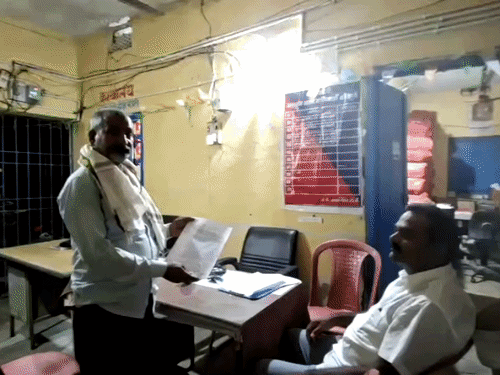 बाइक की डिक्की से 5 लाख ले उड़े बदमाश:चेकबुक, पासबुक भी गायब, पीड़ित बोला- गैराज के पास गाड़ी खड़ी कर काम से गया था