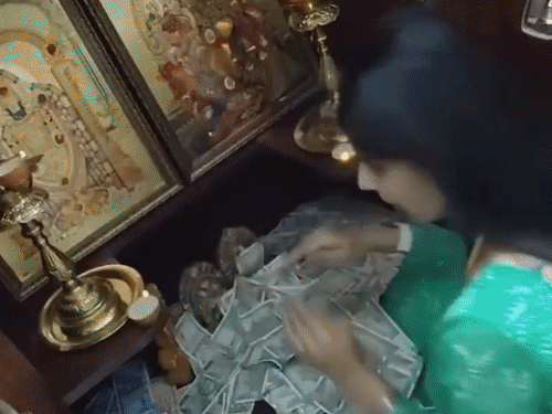 
                 तमिलनाडु में यूट्यूबर के घर 1 करोड़ की चोरी:रील्स में हर महीने सोना खरीदने की बात कहती थीं; पुलिस बोली- चोरों को यहीं से रास्ता मिला 
            