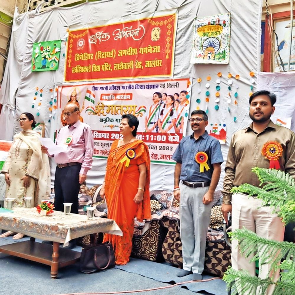 रिटायर्ड जगदीश विद्या मंदिर में सामूहिक गायन