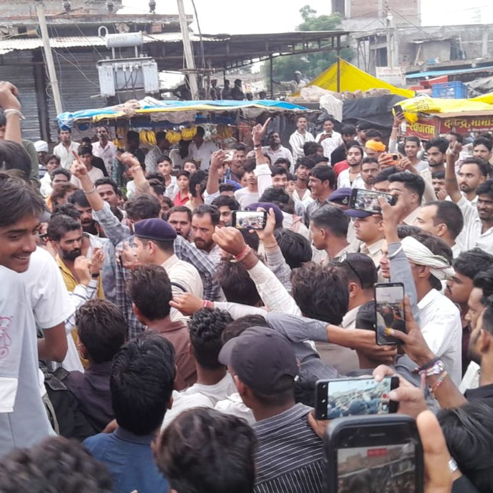 गोवंश से दुष्कर्म का आरोप, बुजुर्ग पकड़कर पुलिस को सौंपा:अशोकनगर में थाने के बाहर चक्काजाम; शाम तक सड़क पर बैठे रहे