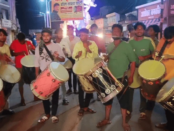खरगोन में अनंत चतुर्दशी पर 10 झांकियों का चल समारोह:हिरण्यकश्यप वध रहा आकर्षण; बारिश के बाद रात 12.30 बजे शुरू हुआ जुलूस