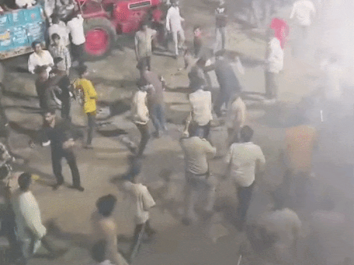 गणेश विसर्जन के दौरान रास्ते को लेकर विवाद:  शाजापुर में दो पक्षों में पथराव, पुलिस के सामने मारपीट करते दिखे – shajapur (MP) News