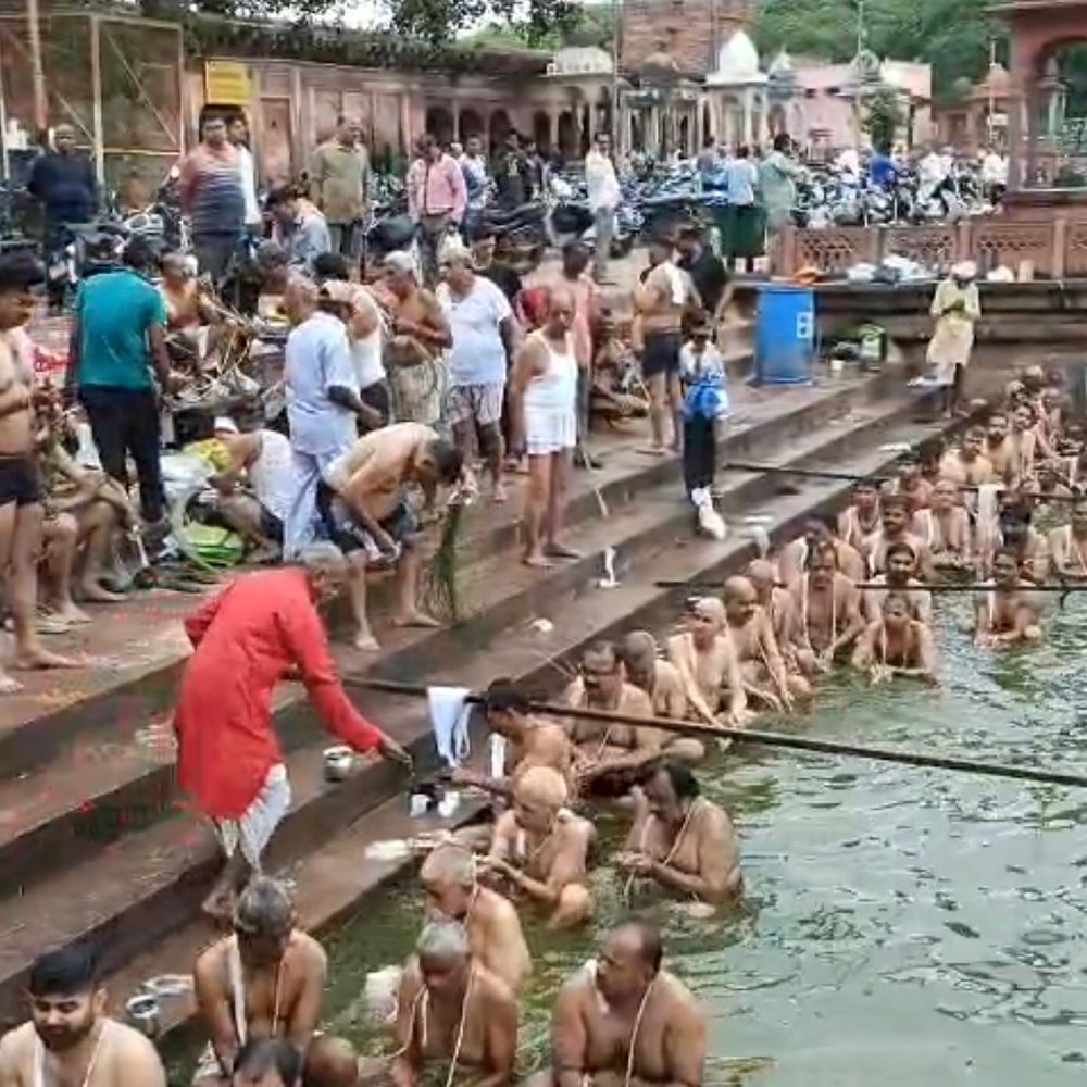 मचकुंड पर पितृ तर्पण के साथ शुरू हुए कनागत:श्रद्धालुओं ने पूर्वजों की आत्मशांति और मोक्ष के लिए जल अर्पित किया