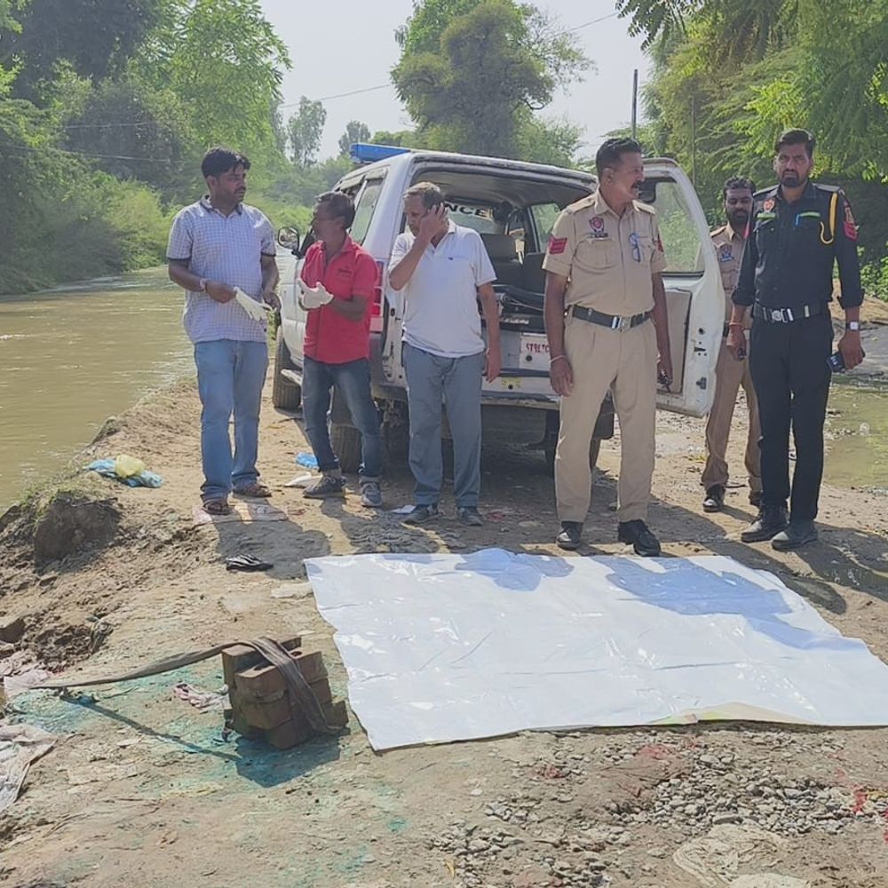 अबोहर में नहर से मिला अज्ञात का शव:72 घंटे के लिए मोर्चरी में रखवाया, शरीर पर काले रंग की पैंट मटमैले रंग टी-शर्ट
