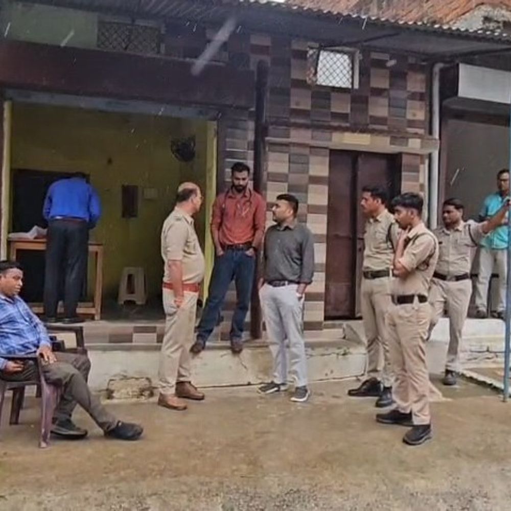 दमोह के बटियागढ़ में 3 झोलाछाप डॉक्टर्स के क्लीनिक सील:दवाइयां जब्त की; एक मरीज की मौत के बाद परिजन ने की थी शिकायत