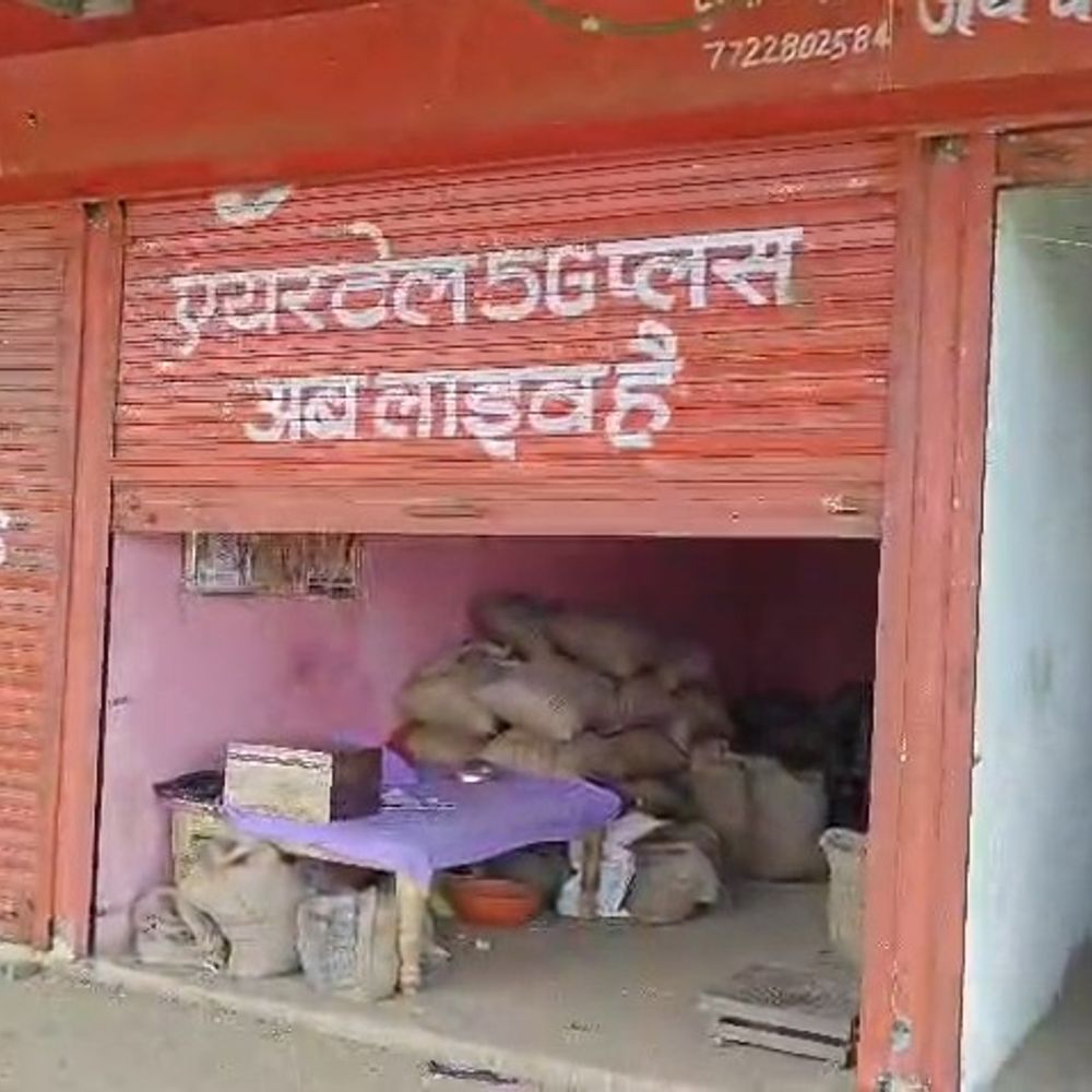 शिवपुरी हाईवे किनारे रात में चोरी:3 दुकानों के ताले तोड़े, धनिया-उड़द समेत 2.88 लाख का माल लेकर भागे चोर; CCTV के तार भी काटे