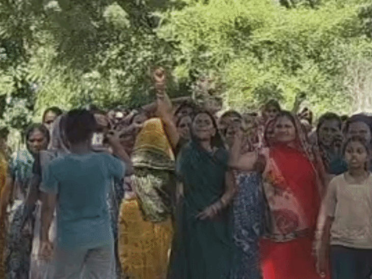 बुरहानपुर में अवैध शराब के खिलाफ महिलाओं का प्रदर्शन:5 लीटर कच्ची शराब जब्त, एक महिला पर केस; बिक्री नहीं रुकी तो चक्काजाम की चेतावनी
