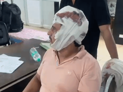 कार ओवरटेक पर विवाद, कार पर बरसाएं पत्थर:प्रॉपर्टी डीलर और साथी को लोहे की रॉड से पीटा, गंभीर रूप से घायल