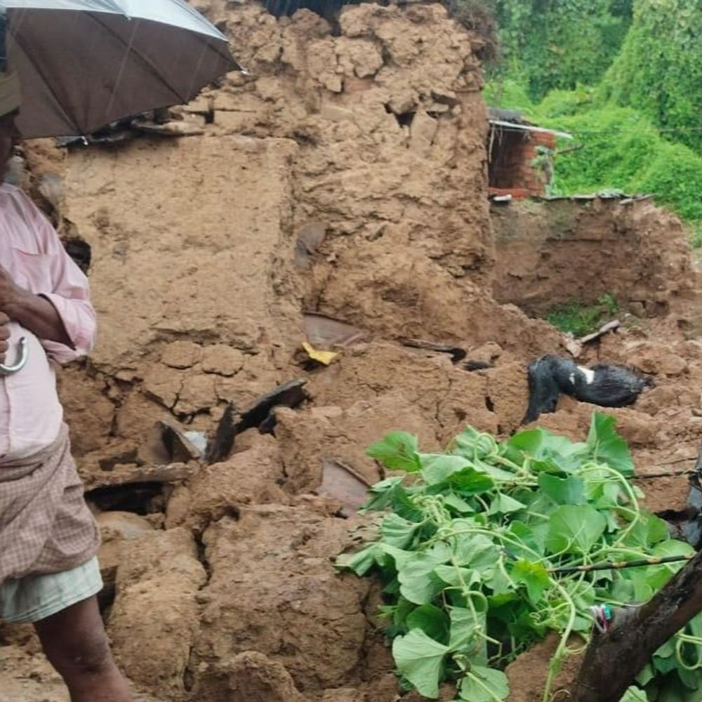 भिंड में रिमझिम बारिश से गिरा कच्चा मकान:आलमपुर के आरुषि गांव में हादसा, मलबे में दबकर चार बकरियों की मौत; किशोर घायल