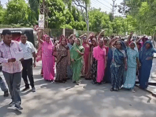 भीलवाड़ा में CCTV-फुटेज लेकर एसपी के पास पहुंचे लोग:बोले- रात में घरों को निशाना बना रहे चोर, पुलिस कार्रवाई करे