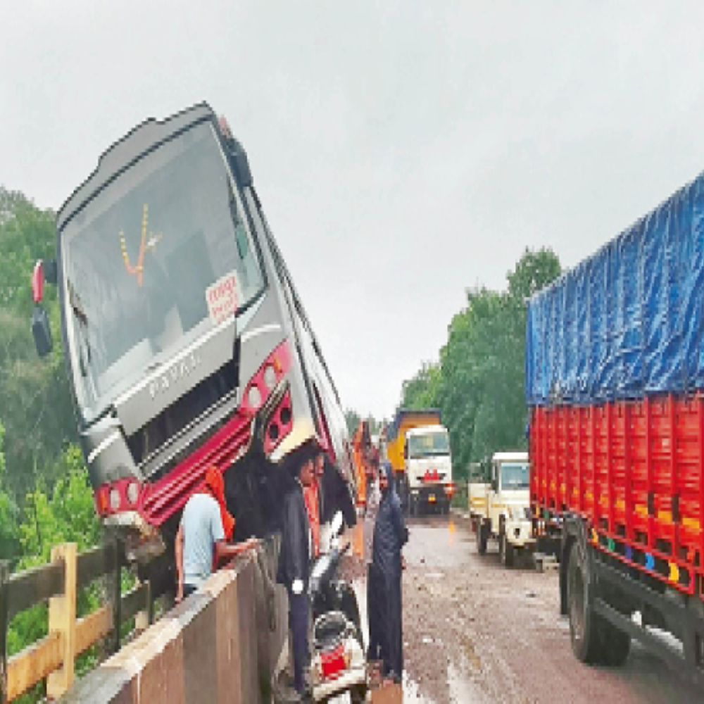 खारुन की रेलिंग पर चढ़ी तेज रफ्तार बस:नदी में गिरने से बची, 20 से ज्यादा यात्री थे सवार