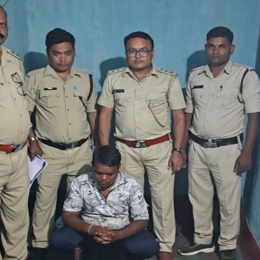 सूरजपुर में ब्रांडेड शराब में मिलावट का भंडाफोड़:2500 नग नकली ढक्कन,200 नकली रैपर, मिलावटी शराब जब्त, शराब-दुकान का पूर्व कर्मी गिरफ्तार
