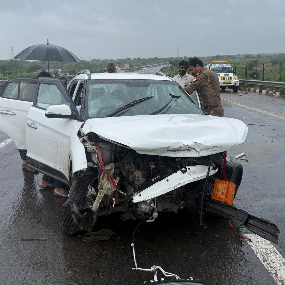 आगरा-लखनऊ एक्सप्रेसवे पर भीषण हादसा:तेज रफ्तार कार पलटी, तीन की मौत; दो गंभीर