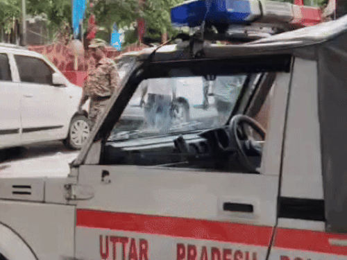 कमिश्नर आवास में दीवान की मौत:प्रयागराज में बारिश के बीच पेड़ की डाल गिरी, अस्पताल ले जाने से पहले थमी सांसें, गार्द में थी तैनाती