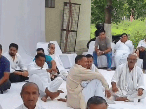 करनाल जाट धर्मशाला में चुनावी विवाद बढ़ा:प्रधान भूपेंद्र लाठर के इस्तीफे की मांग,दूसरे पक्ष ने धरना देकर कहा- एक परिवार को चार बार मौका मिला