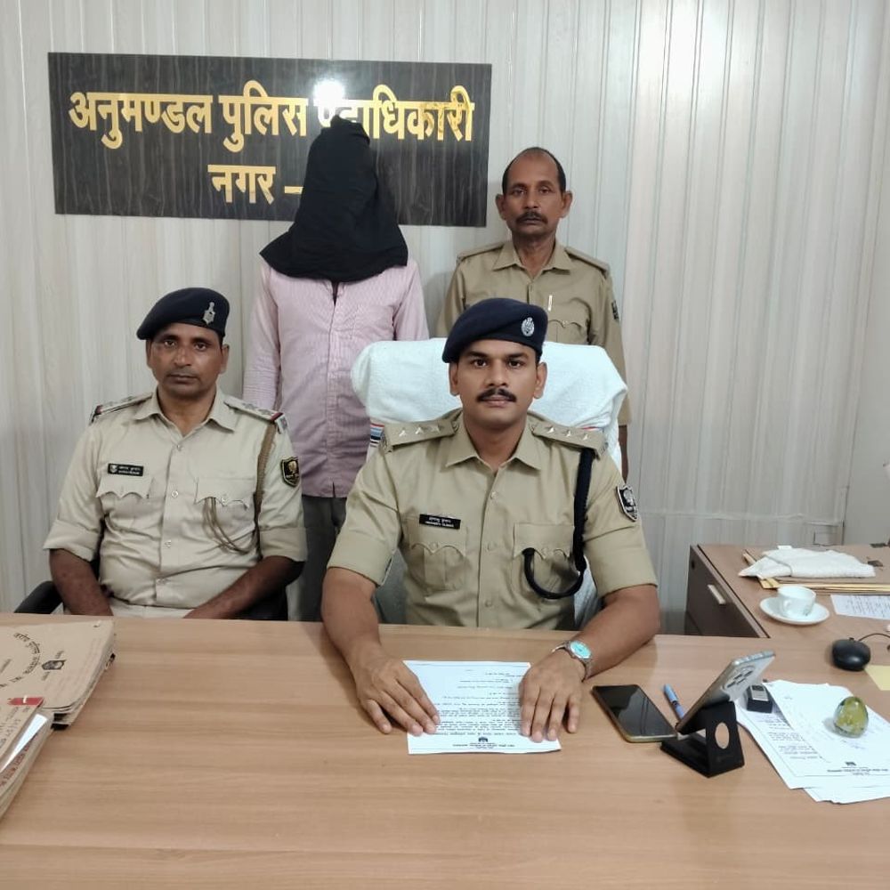 28 किलो गांजा के साथ वैशाली का तस्कर गिरफ्तार:बैरिया बस स्टैंड के पास पुलिस ने घेराबंदी कर पकड़ा, मुजफ्फरपुर में सप्लाई करता था
