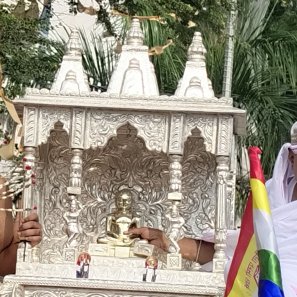 रायसेन में पर्यूषण पर्व के समापन पर निकली शोभायात्रा:महिलाओं ने गरबा किया, रथ में विराजमान रहे भगवान महावीर