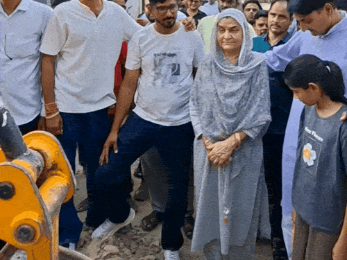 सीकर में दो साल से टूटी सड़क नई बनेगी:दीपावली तक काम पूरा करने का टारगेट, 35 लाख रुपए की आएगी लागत
