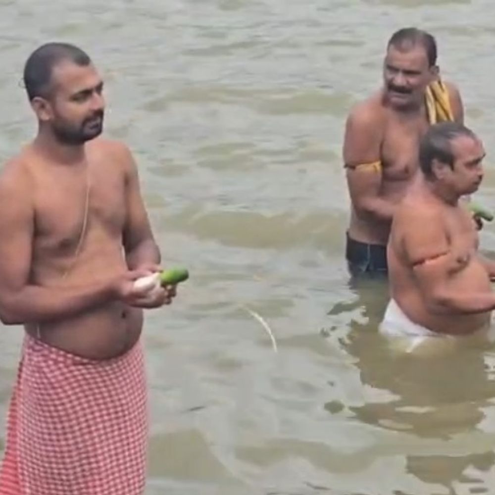 गांव के तालाब में शुरू हुआ पितरों का तर्पण:सफाई और घाट तक नहीं, लोग बोले- छठ से पहले व्यवस्था ठीक होनी चाहिए