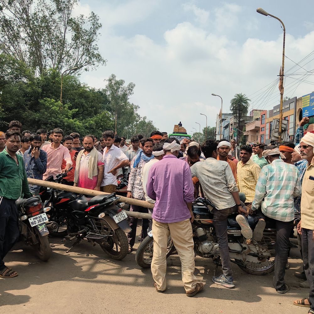 गुना में इलाज के दौरान महिला की मौत:परिजनों ने अस्पताल में तोड़फोड़ की; डॉक्टर पर लापरवाही का आरोप, ओवरब्रिज पर 2 घंटे चक्काजाम