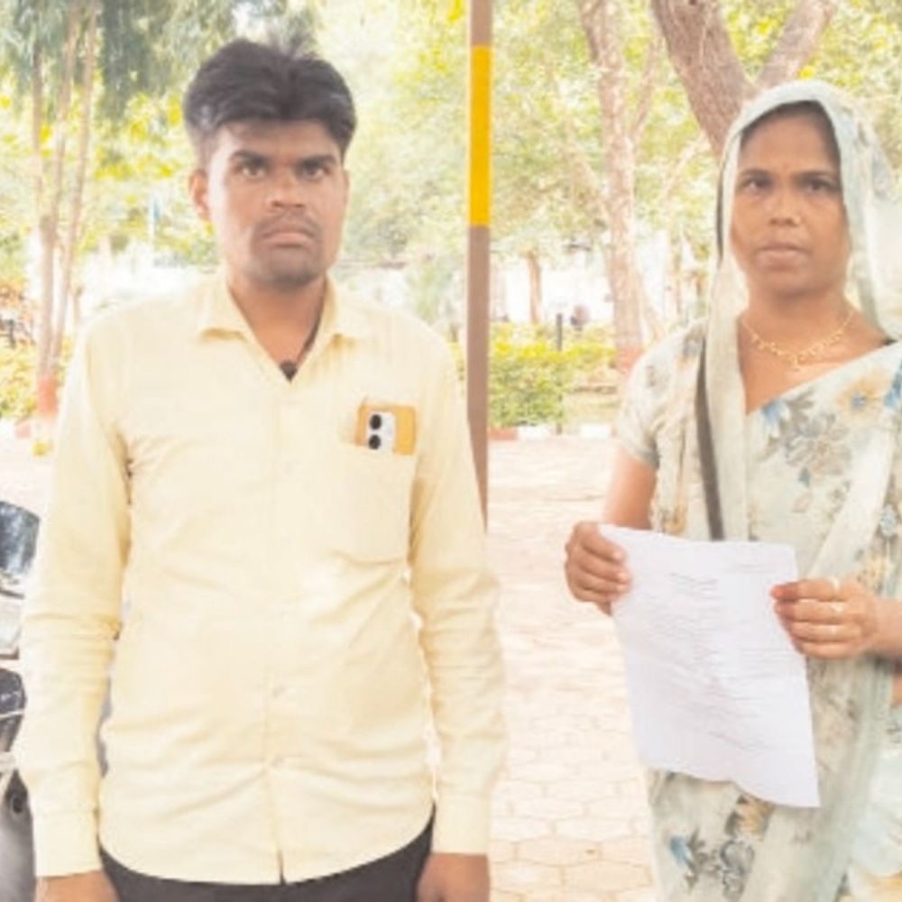 गुना में पुराने विवाद के बाद महिला के घर हमला:राजीनामे का दबाव, घर और बाइक में तोड़फोड़