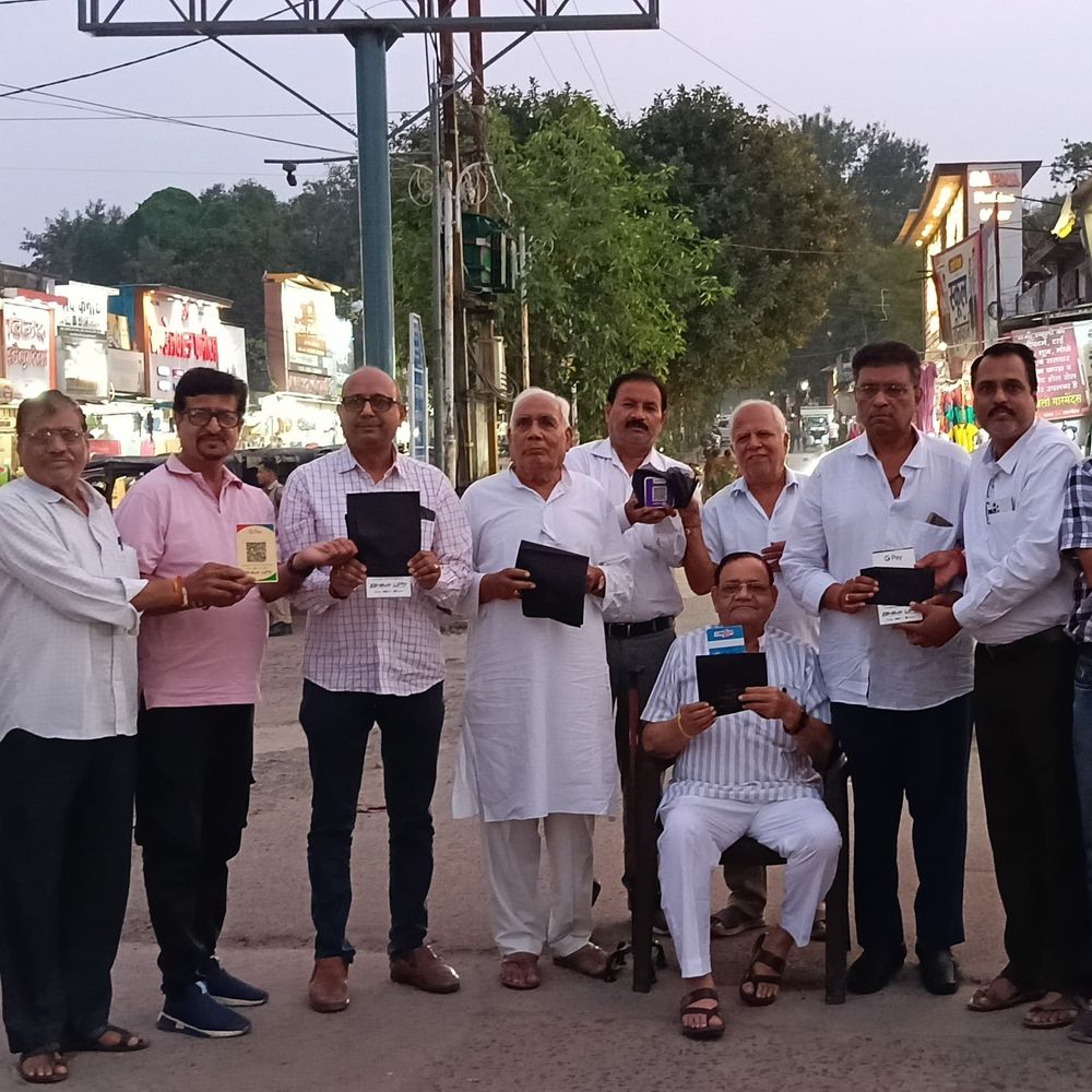 UPI पर शुल्क के विरोध में नर्मदापुरम में प्रदर्शन:QR कोड पर काला कपड़ा ढककर जताया विरोध; व्यापारिक संगठनों का आक्रोश