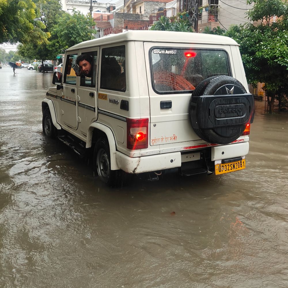 लखनऊ में आशियाना बना जल टापू:250 दुकानों वाली मार्केट 3 दिन से बंद , ऑनलाइन सेवाएं भी ठप , घरों में कैद होने पर लोग मजबूर