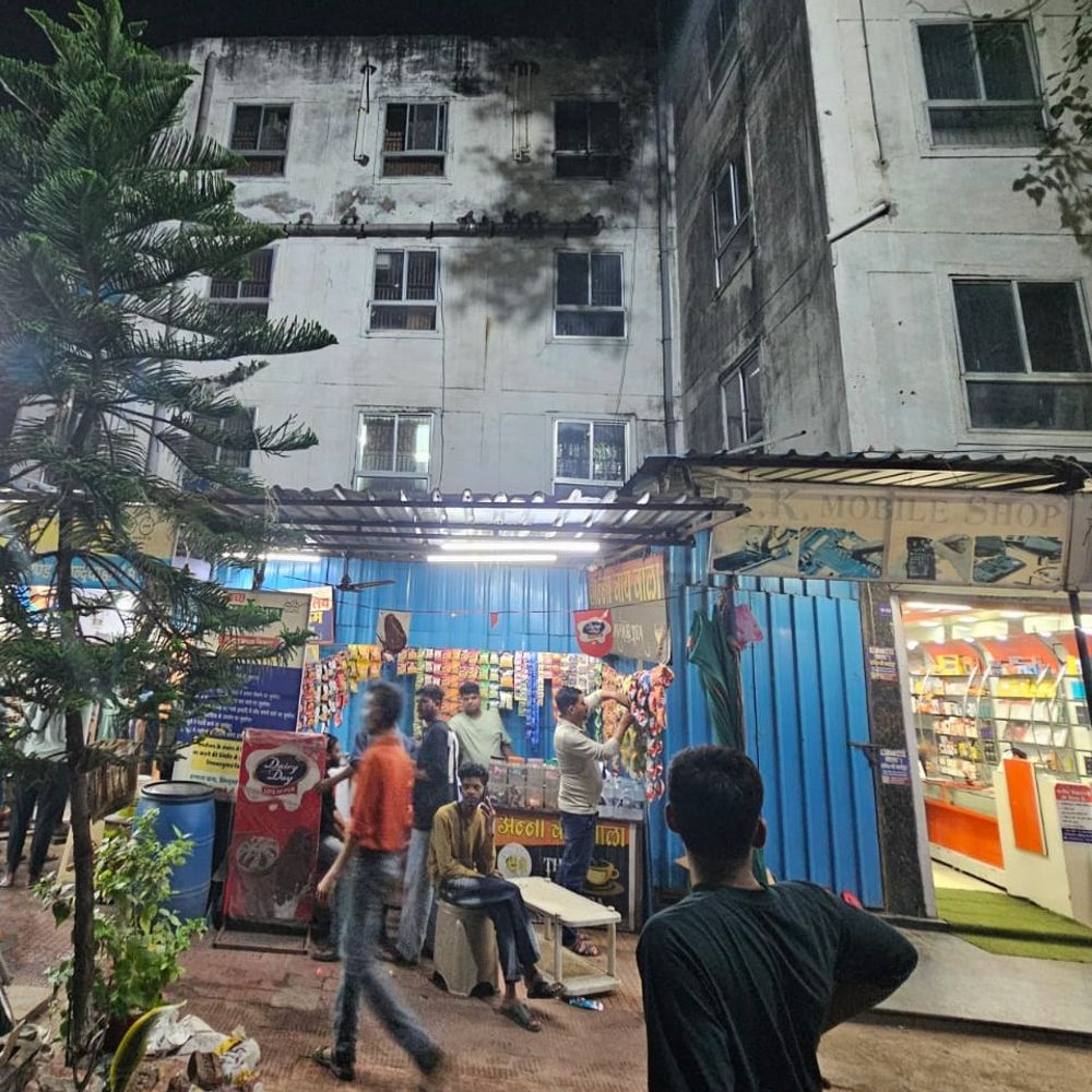 छिंदवाड़ा में बस स्टैंड कॉम्प्लेक्स पर कब्जे के आरोप:सुलभ शौचालय के पास टीन शेड डालकर दुकान, निगम जांच में जुटा