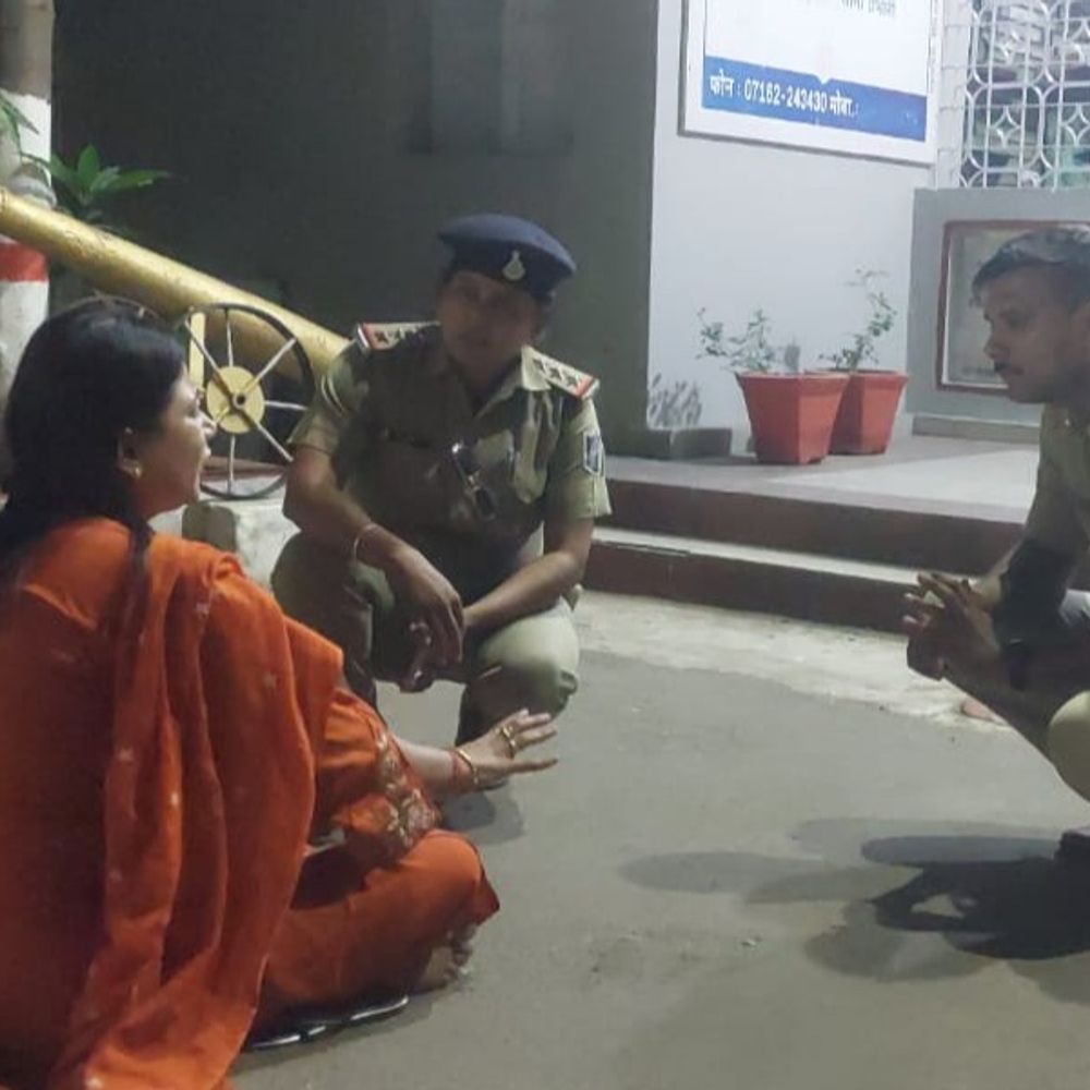 छिंदवाड़ा कोतवाली के गेट पर 4 घंटे बैठी रही युवती:भाजपा नेता योगेंद्र राणा और श्रद्धा पटेल पर FIR की मांग, धमकी देने के आरोप