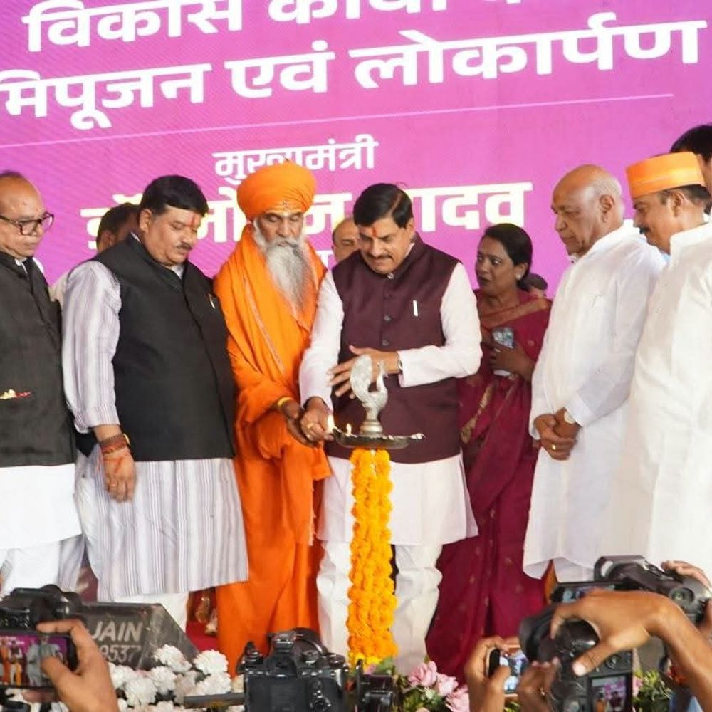 उज्जैन दर्शन के लिए ई-बस शुरू, CM बने यात्री:200 रुपए में 27 KM के धार्मिक स्थलों की सैर, 21 साल बाद मिली सुविधा