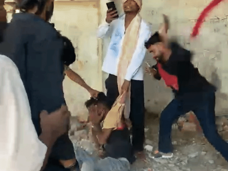ट्रांसपोर्टर ने ऑपरेटर को जूते से पीटा:ग्वालियर में युवक को बंधक बनाकर चप्पलों से की मारपीट; दबंगई के 2 वीडियो वायरल
