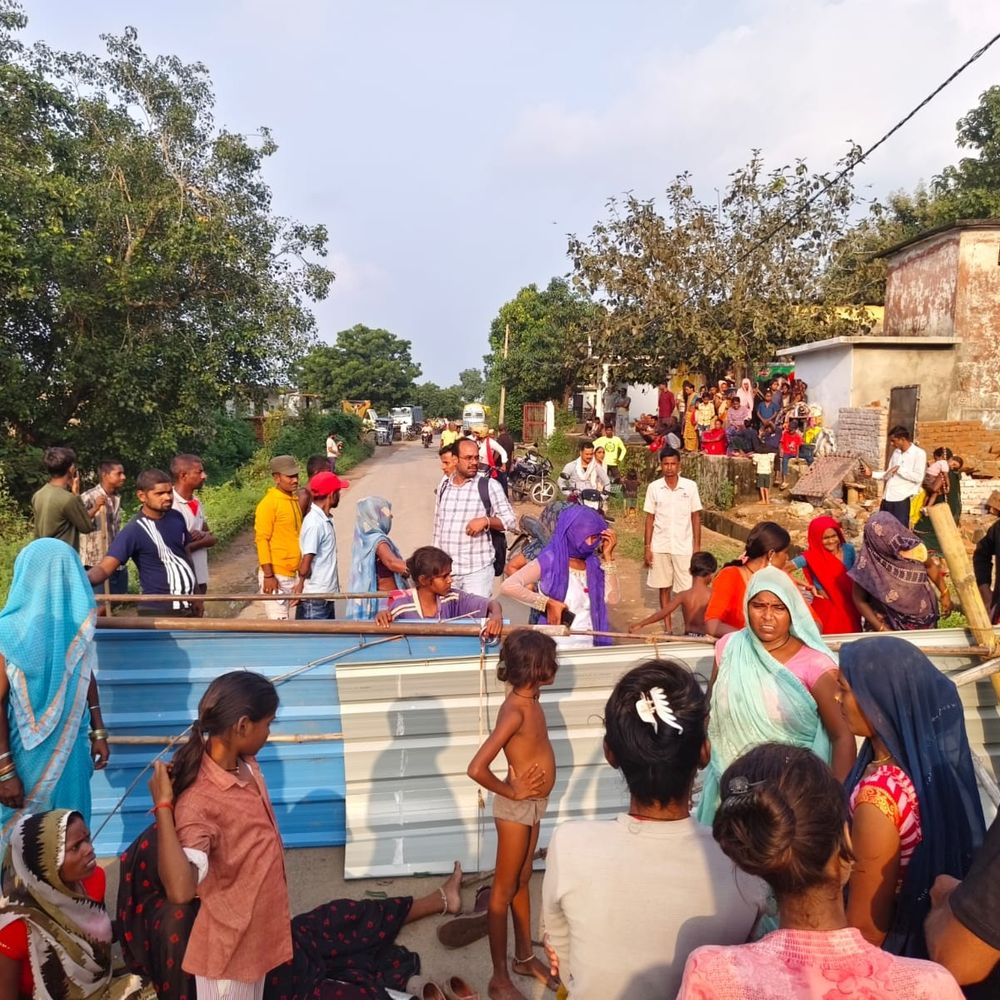 कोल्हुडीह में अतिक्रमण हटाने पर ग्रामीणों का चक्काजाम:जाम में फंसी एंबुलेंस,  पुलिस, राजस्व और वन विभाग की टीम ने 10 मकान तुड़वाए