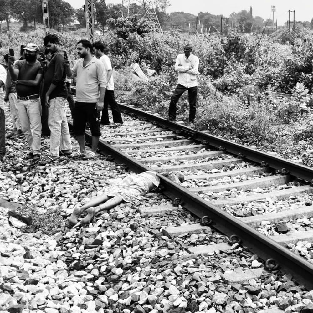 रेलवे ट्रैक पर शख्स का शव मिला:पहचान नहीं हो सकी, शरीर पर पेशाब की थैली और हाथ में नीडल लगी थी