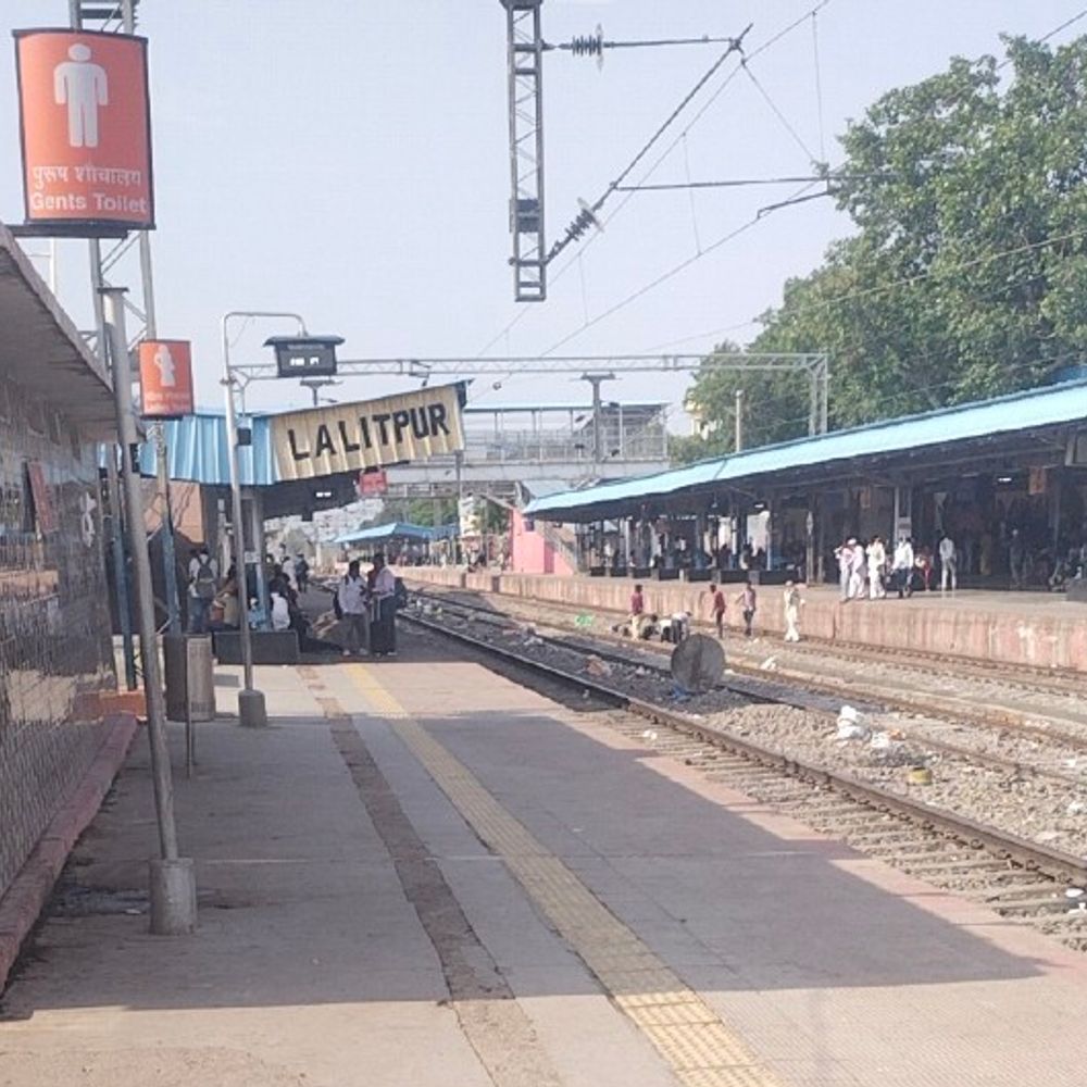 ललितपुर में कॉलेज जाने की कहकर निकली नाबालिग छात्रा लापता:छत्तीसगढ़ एक्सप्रेस के जनरल कोच में चढ़ते दिखी, CCTV फुटेज से मिला सुराग