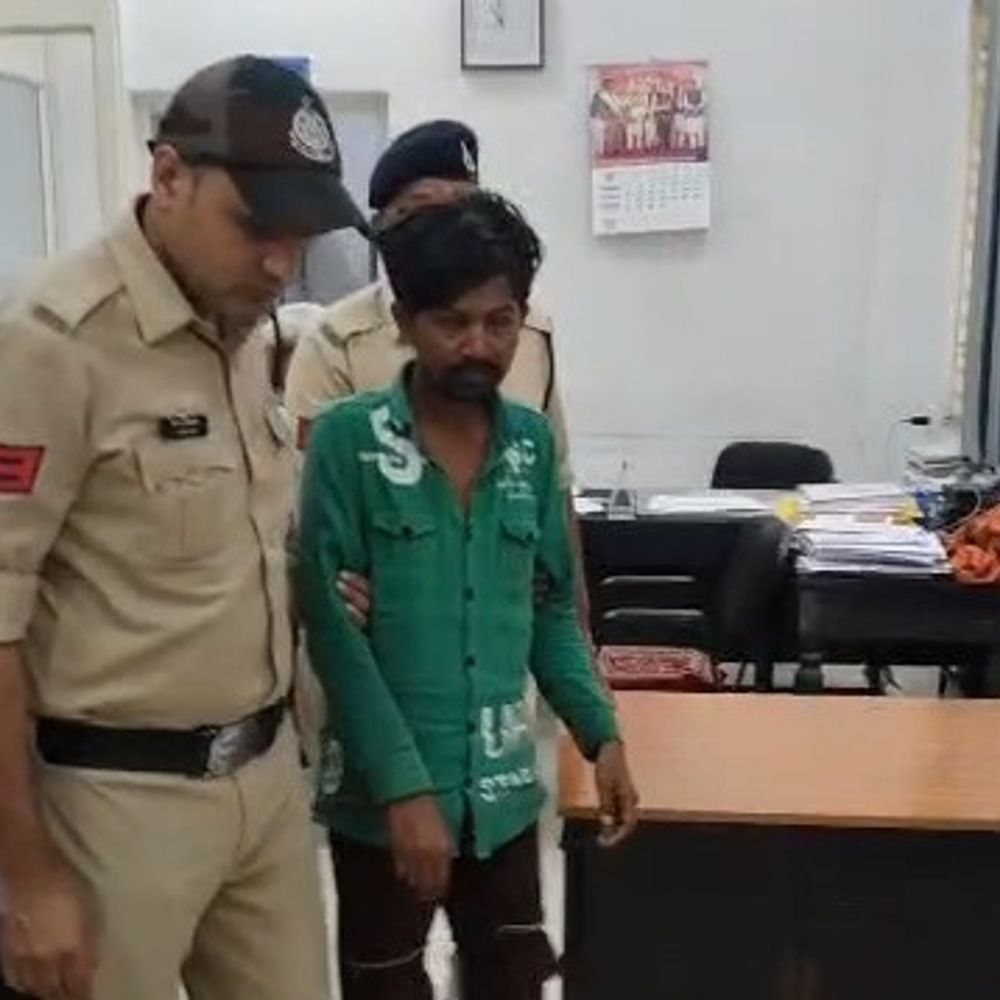 स्टेशन पर मोबाइल चोर पकड़ा, दो फोन बरामद:सीसीटीवी-मुखबिर की सूचना पर पकड़ा आरोपी, मारपीट, चोरी, हत्या प्रयास और आर्म्स एक्ट का पुराना रिकॉर्ड मिला
