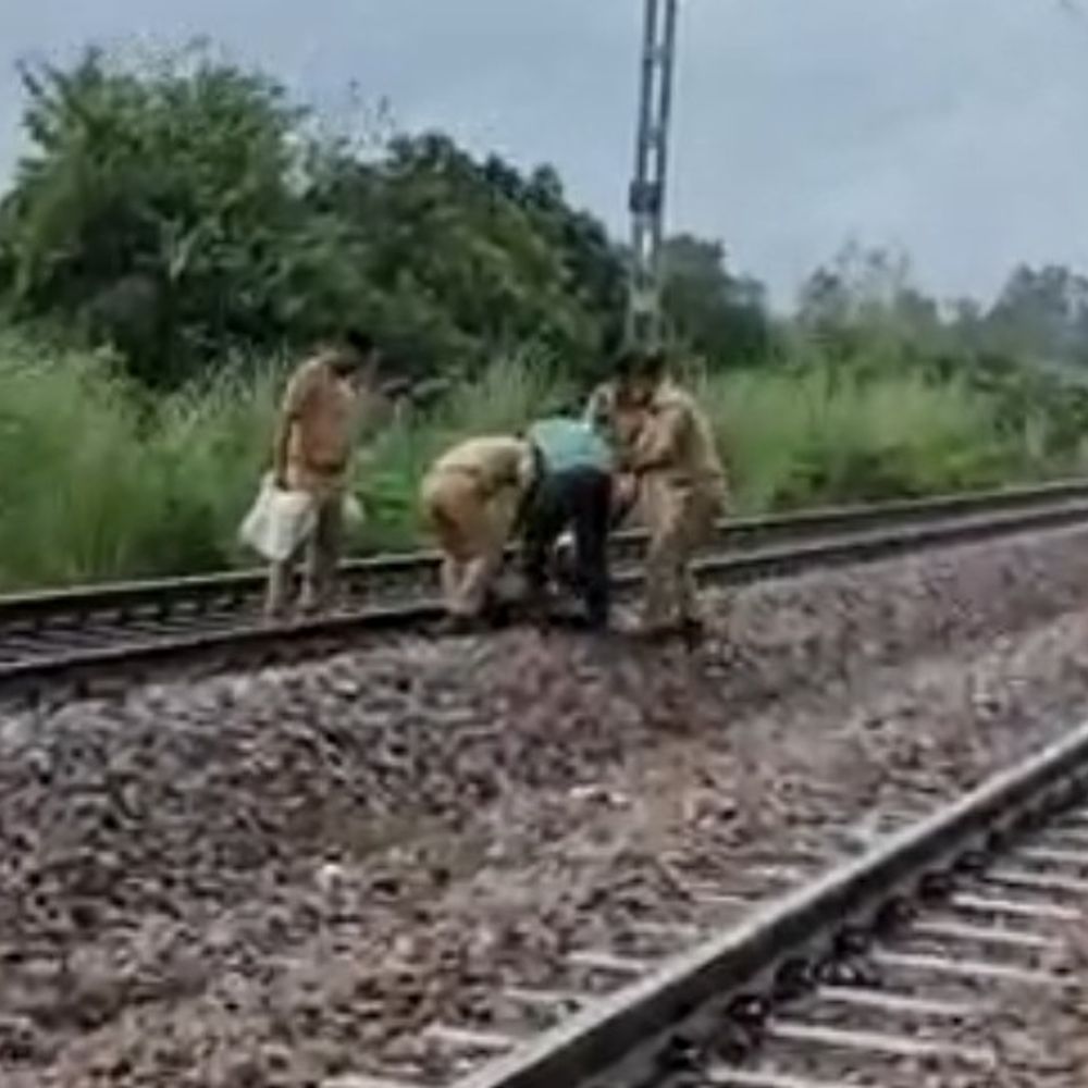 अयोध्या में ट्रेन की टक्कर से युवक की मौत:रात में नाराज होकर घर से निकला था, सुबह ट्रैक पर मिला शव