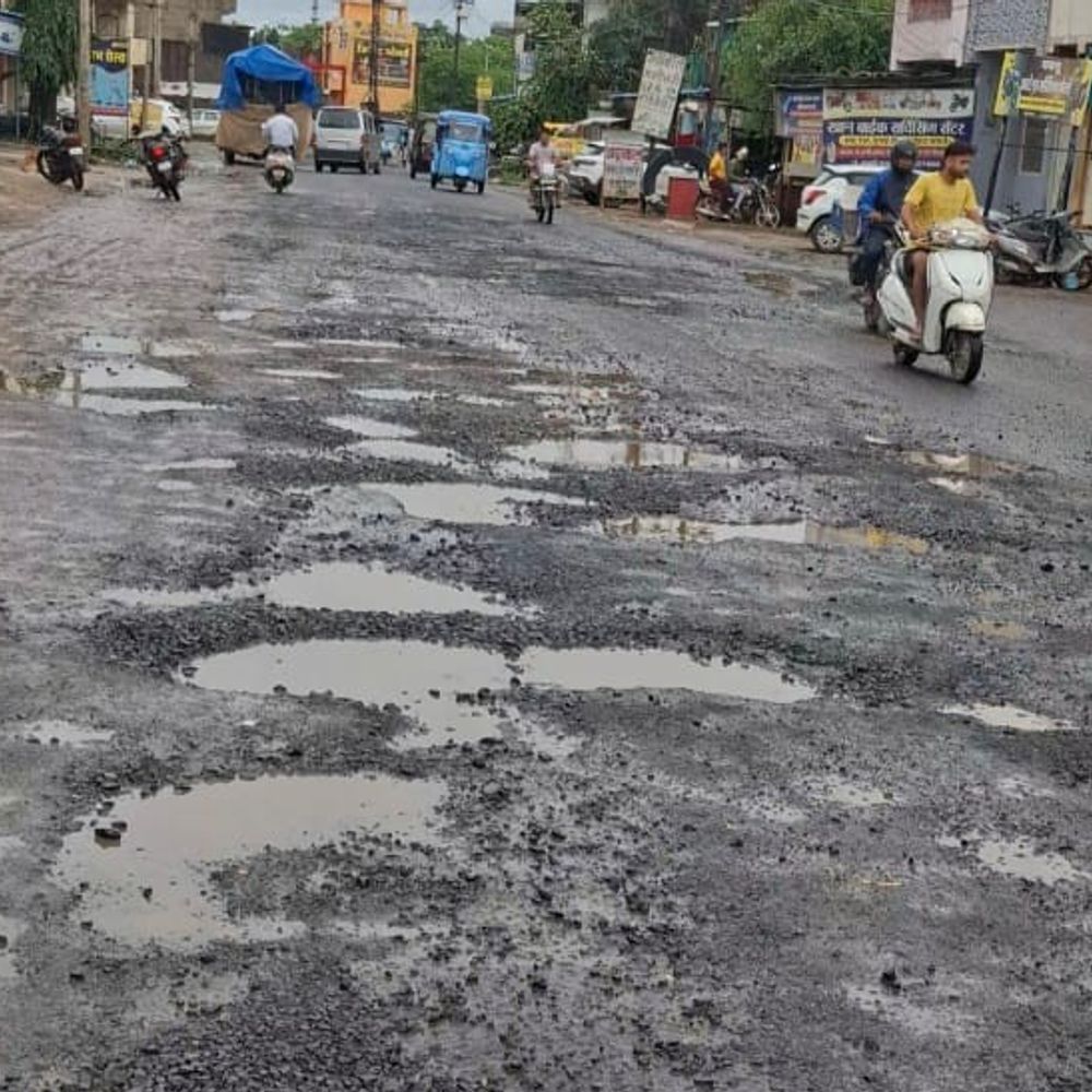पेंड्रा की जर्जर सड़कों पर कांग्रेस ने जताई चिंता:रईस खान बोले- डिप्टी CM के मरम्मत आदेश का नहीं दिख रहा असर; कार्रवाई की मांग