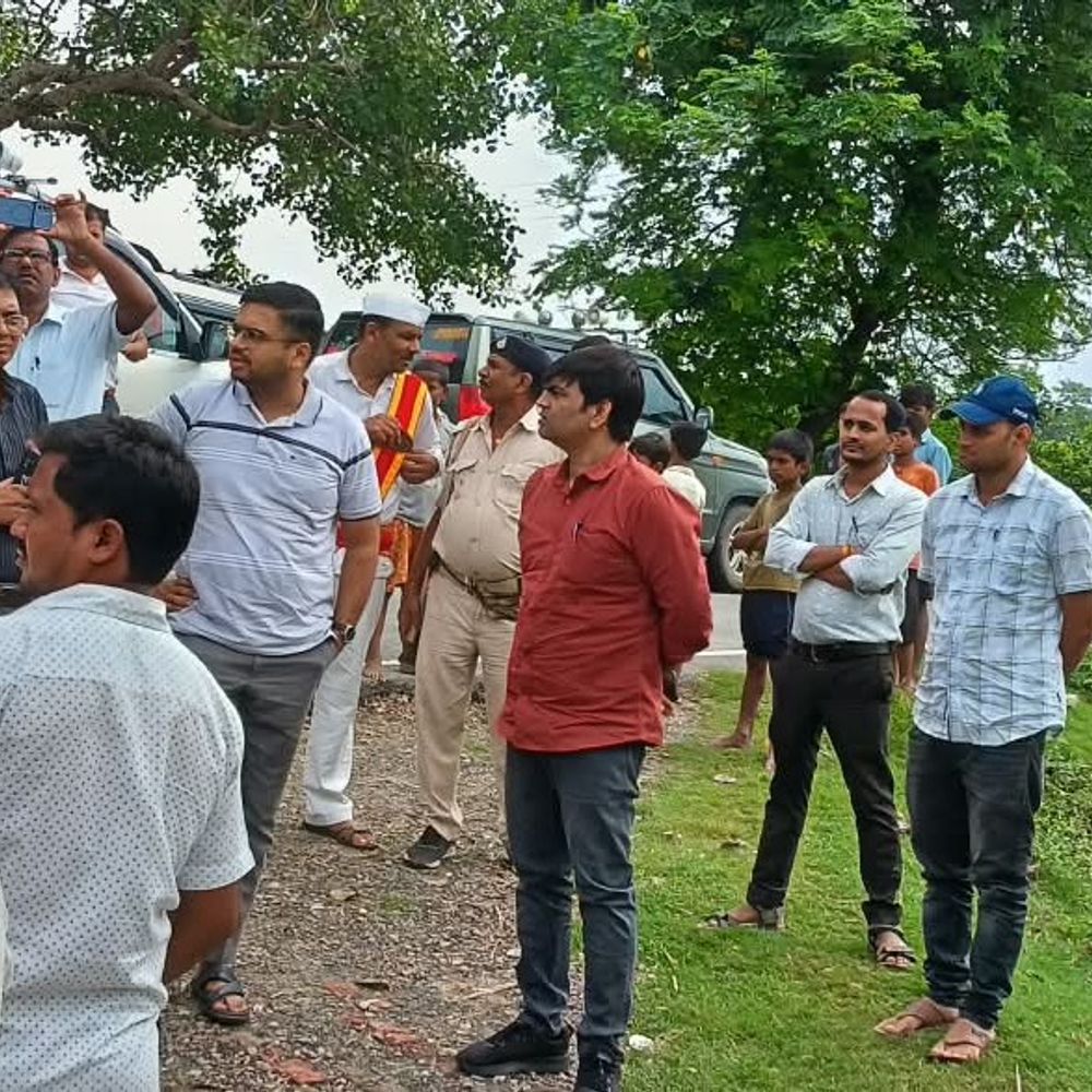 बेतिया में बढ़ते जलस्तर को लेकर प्रशासन अलर्ट:पंचायत स्तर तक निगरानी तेज, प्रभावित इलाकों में अधिकारी कर रहे दौरा
