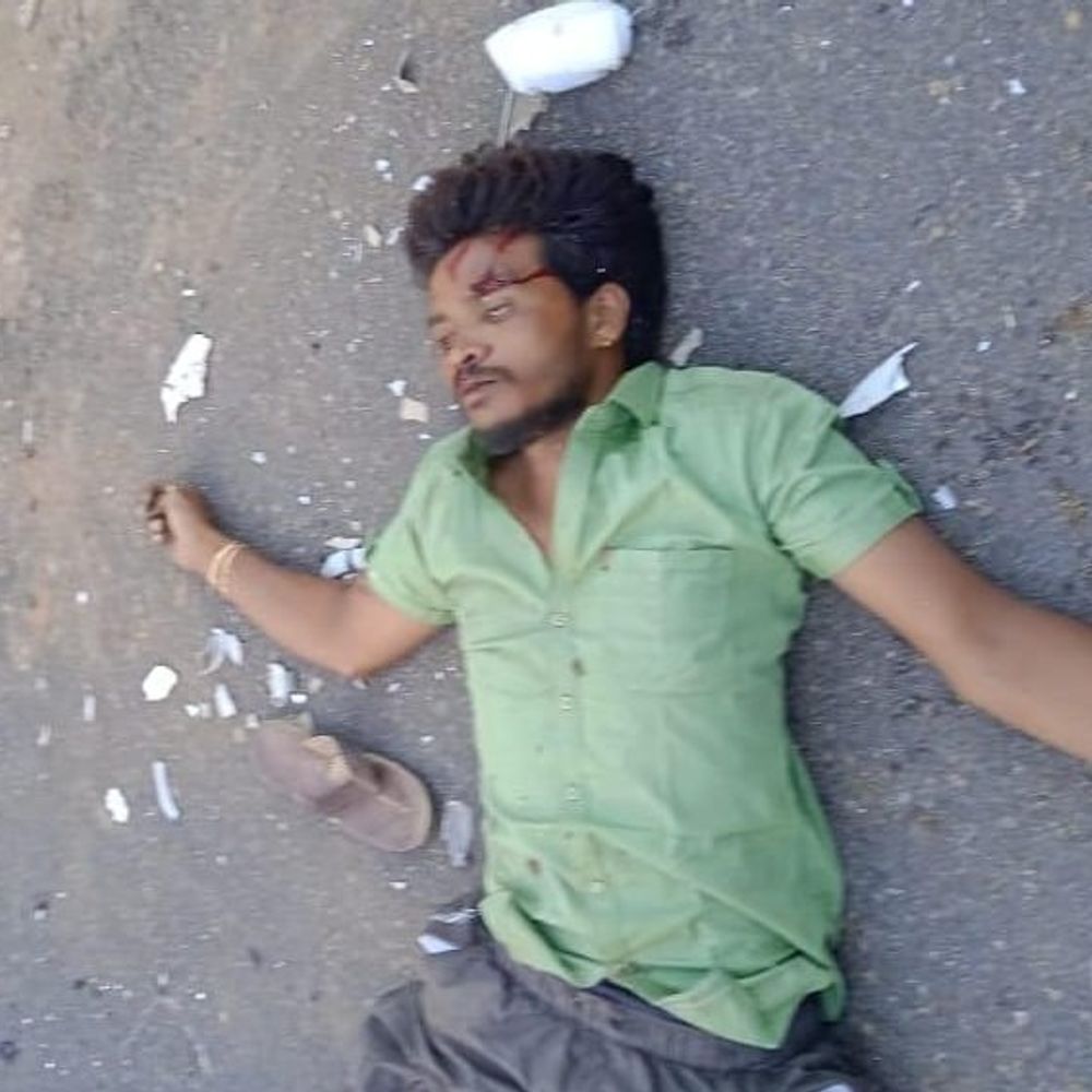 बोलेरो की टक्कर से बाइक सवार युवक की मौत:पीछे बैठे दो लोग घायल, सिंगरौली में ड्राइवर मौके से भागा