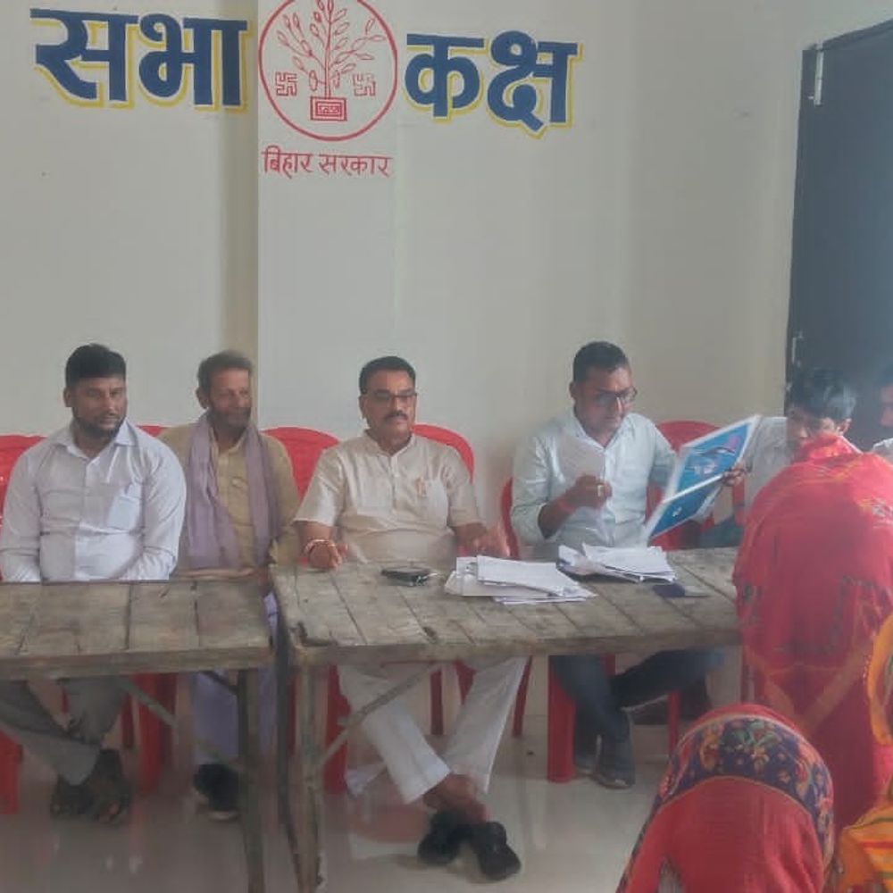 मुजफ्फरपुर में भूमिहीन परिवारों के आवेदन जमा हुए:सकरी सरैया पंचायत भवन में लगा शिविर, 200 से ज्यादा सदस्यों ने किया आवेदन