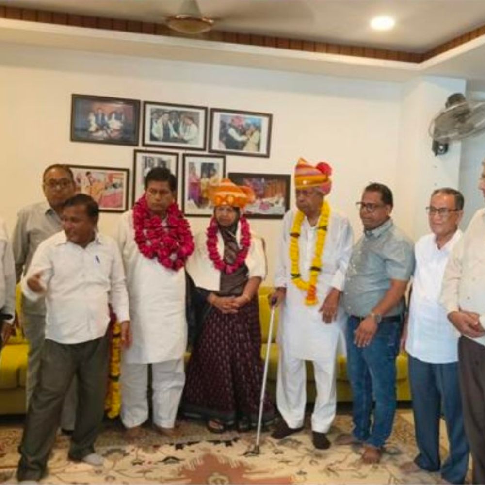 ब्यावर उद्योग मंडल ने नवनिर्वाचित सभापति का स्वागत:पुष्पा बुलदुआ को आवास पर साफा और माला पहनाकर दी बधाई