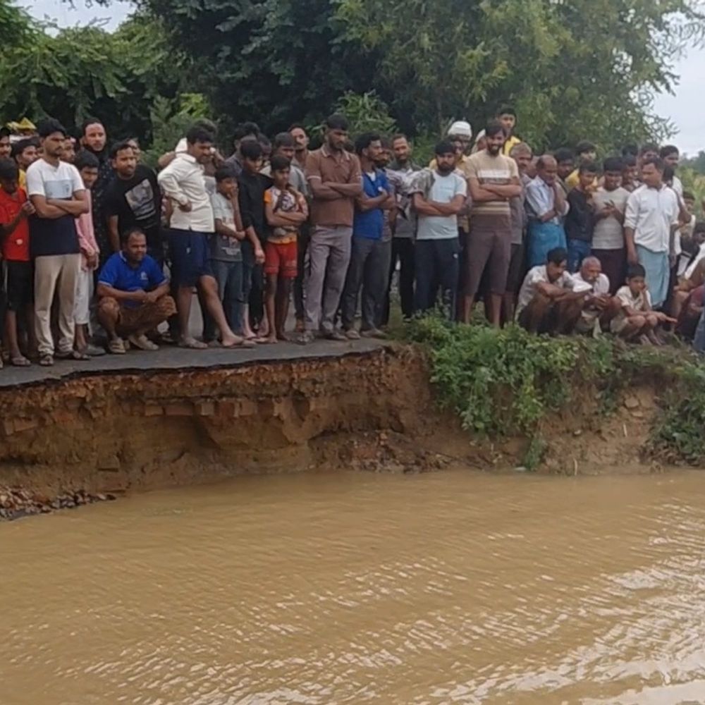 पुलिया कटने से पीआरडी जवान बाइक सहित पानी में गिरा:पेड़ की डाली पकड़कर खुद को बचाया, बाइक पानी में बही
