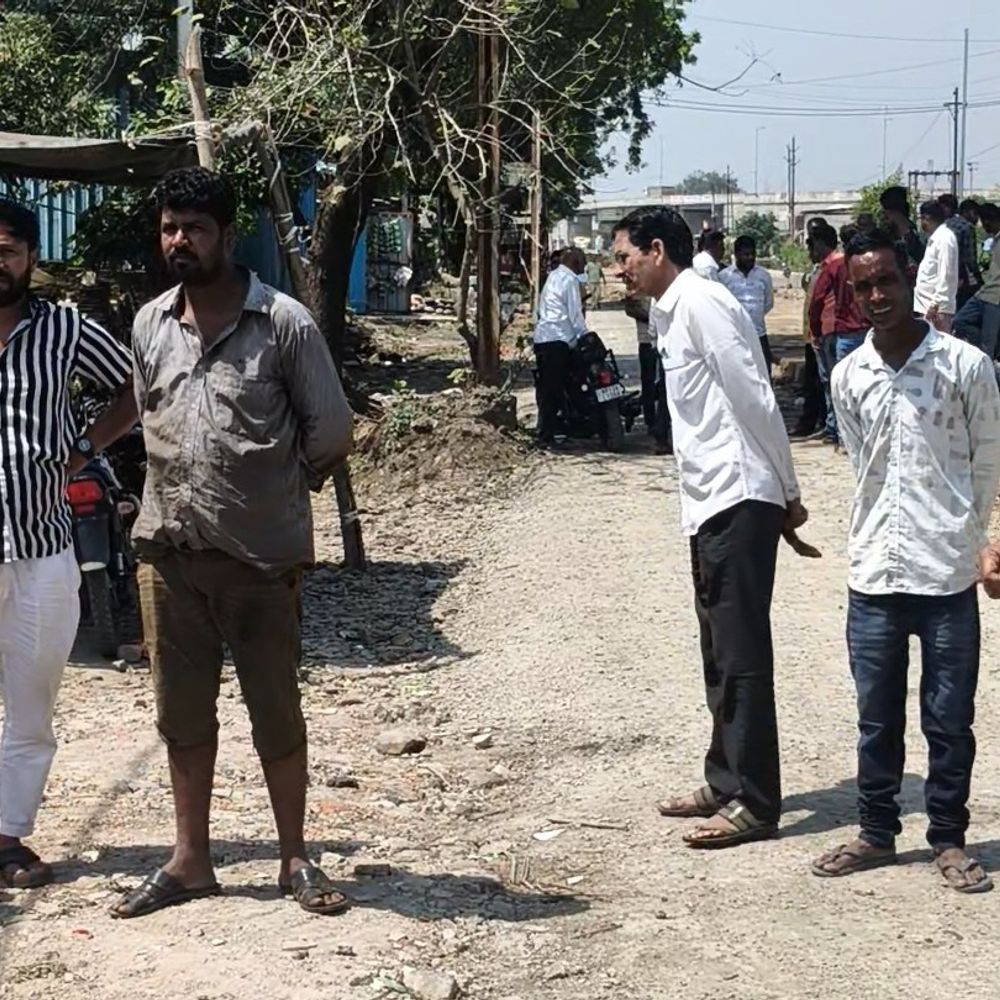33 केवी लाइन शिफ्टिंग पर रहवासियों ने काम रुकवाया:छतों से 2-3 फीट ऊपर है बिजली के तार; हादसे का डर