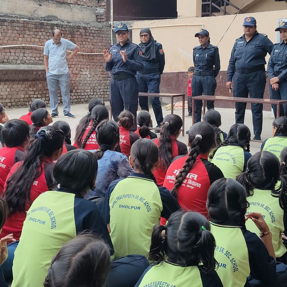 स्कूली बच्चों को साइबर ठगी से बचने के उपाय बताए:सेल्फ डिफेंस के भी सिखाए गुर, राजकॉप ऐप और हेल्पलाइन की दी जानकारी
