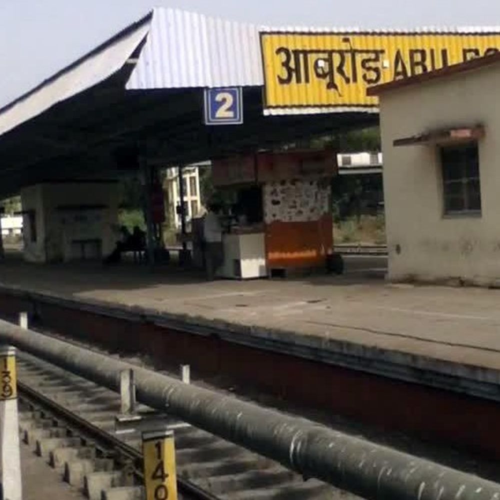 आबूरोड स्टेशन पर आज से प्लेटफॉर्म 1 बंद:ट्रैक आधुनिकीकरण काम के कारण बदलाव, कई ट्रेनों के प्लेटफॉर्म बदले