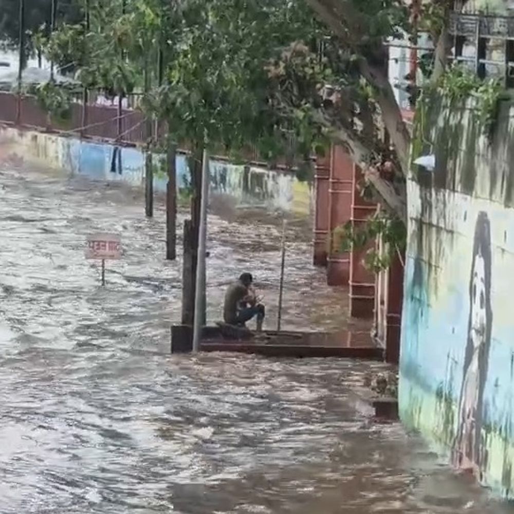 उफनती नदी के घाट पर रील देखता रहा युवक:SDERF कमांडेंट की नजर पड़ी, मौके पर पहुंचकर हटाया