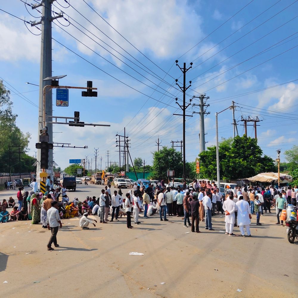 करंट लगने से युवक की मौत, चक्काजाम:परिजनों ने शव रखकर किया प्रदर्शन; पुलिस पर लाठीचार्ज के आरोप, पुलिस बल तैनात